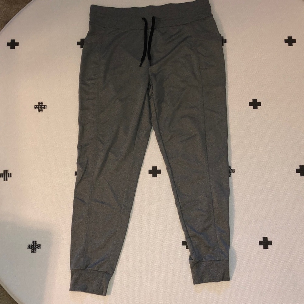 Women’s used 32 degrees gray joggers. Size L.